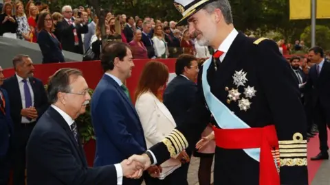 Felipe VI y Juan Vivas, durante una edici&oacute;n de la Fiesta Nacional / Archivo