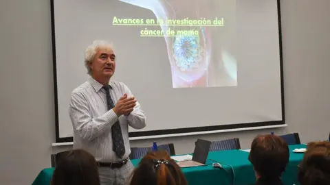 El doctor Pandiella, durante su intervenci&oacute;n / Rafa B&aacute;ez