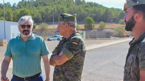Nayim, durante su visita a los militares ceut&iacute;es en Zaragoza / Cedida
