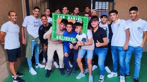 Momento de la visita de la AD Ceuta al San Daniel / Cedida