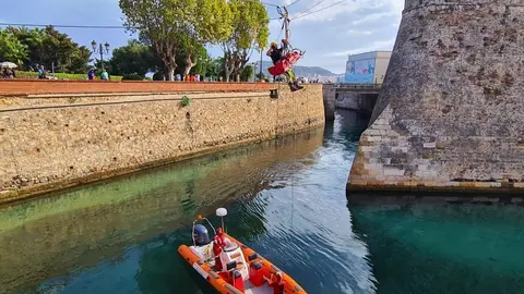 Espectacular simulacro de rescate en las Murallas Reales / Archivo
