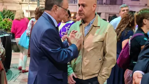 El presidente Juan Vivas conversa con el secretario general del PSOE, Juan Guti&eacute;rrez