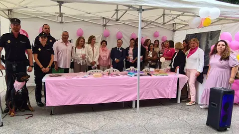 ACMUMA ha instalado un stand en el paseo del Revell&iacute;n para recaudar fondos / Laura Ortiz