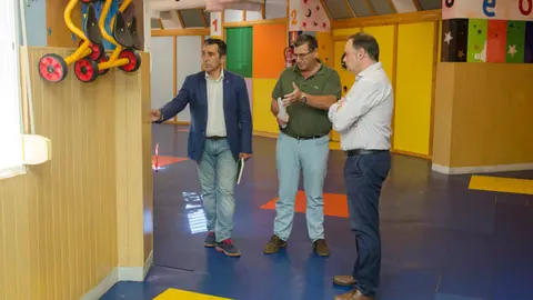 El consejero de Educaci&oacute;n durante su visita a la Escuela Infantil de Juan Carlos I / Ciudad Aut&oacute;noma de Ceuta