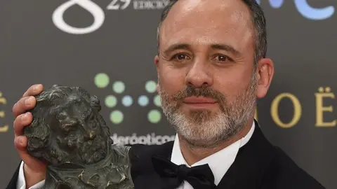 El actor posa con su Goya por "La Isla M&iacute;nima"