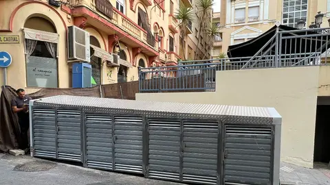 Este viernes se estaba terminando de instalar este recubrimiento en los contenedores situados bajo la plaza Mina / Dani Hern&aacute;ndez