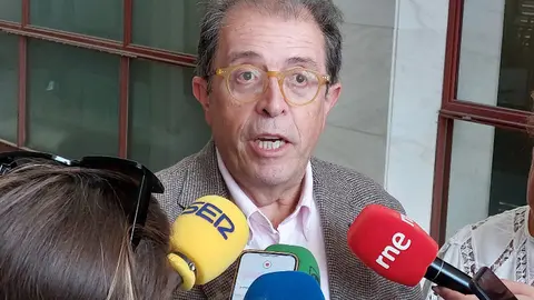 El profesor Javier Lucientes / &Aacute;frica Gonz&aacute;lez