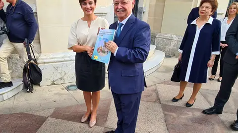 Isabel Rodr&iacute;guez entrega a Vivas la copia impresa del Plan Estrat&eacute;gico / Archivo
