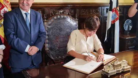 El presidente de la Ciudad y la ministra de Pol&iacute;tica Territorial durante su estancia en la ciudad / Archivo