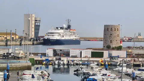 El crucero, atracado en el Muelle de Espa&ntilde;a / Laura Ortiz