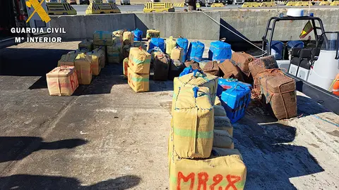 Incautaci&oacute;n de fardos de droga