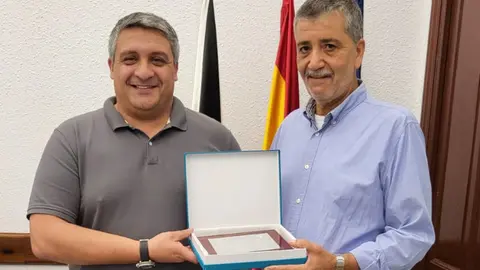 El consejero con el trabajador jubilado / cedida