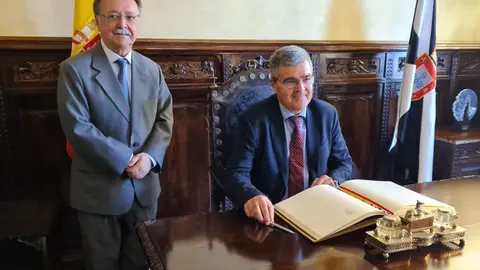 El delegado del Gobierno y el presidente de la Ciudad antes de la firma del primero en el Libro de Oro / Laura Ortiz