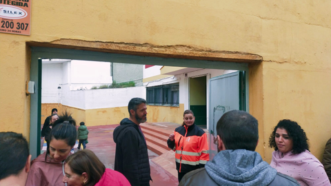 Un grupo de padres en las puertas del Ortega y Gasset, quej&aacute;ndose por el servicio de limpieza/ Archivo