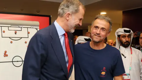 Su Majestad El Rey junto al Seleccionador