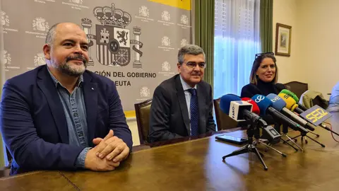 El delegado del Gobierno y parte de su equipo durante la comparecencia de este jueves / Laura Ortiz