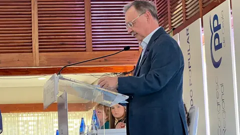 Vivas durante su intervenci&oacute;n tras ser reelegido presidente del PP de Ceuta / Archivo