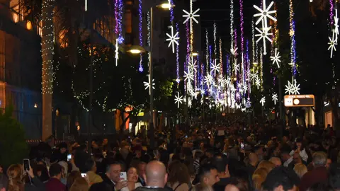 Calles a rebosar para disfrutar del alumbrado navide&ntilde;o / Rafa B&aacute;ez