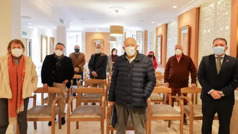 Los m&eacute;dicos jubilados junto a representantes de la Consejer&iacute;a de Sanidad durante la pandemia / Colegio de M&eacute;dicos