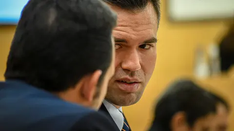  Verdejo hablando con Redondo durante la sesi&oacute;n Plenaria de este martes. 