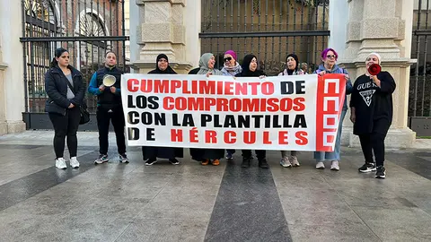 Concentraci&oacute;n de la plantilla de H&eacute;rcules ante el Palacio Auton&oacute;mico / Daniel Hern&aacute;ndez
