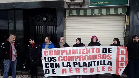 Concentraci&oacute;n de la plantilla de H&eacute;rcules ante la sede de la empresa / Archivo
