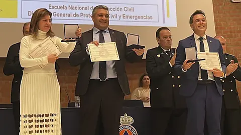 Entrega de la Cruz de Oro de la Asociaci&oacute;n de Voluntarios de Protecci&oacute;n Civil / Cedida