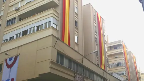 Real 90 engalanada con la bandera de Espa&ntilde;a
