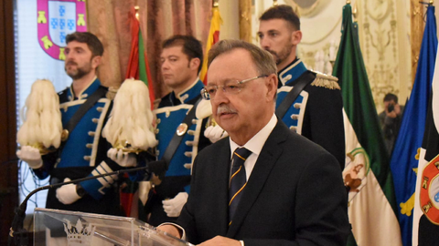 El presidente de la Ciudad, durante su alocuci&oacute;n / Rafa B&aacute;ez