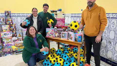 Varios miembros de la hermandad, con el material donado / Cedida