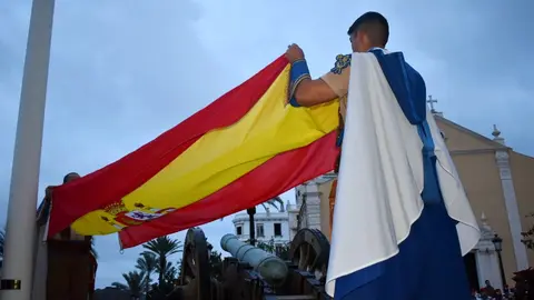 Miembros de Regulares arr&iacute;an la Bandera nacional/ Archivo