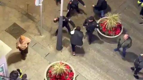 Agentes de la Polic&iacute;a Local emplean sus porras frente a quienes celebraban la victoria de Marruecos