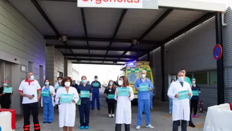 Representantes del Sindicato M&eacute;dico a las puertas de Urgencias / Sindicato M&eacute;dico