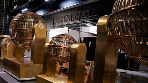 Los bombos de la Loter&iacute;a de Navidad ya est&aacute;n en el Teatro Real