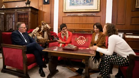 Kissy Chandiramani junto al presidente melillense, su vicepresidenta y su hom&oacute;loga en la ciudad hermana / Ciudad Aut&oacute;noma de Melilla