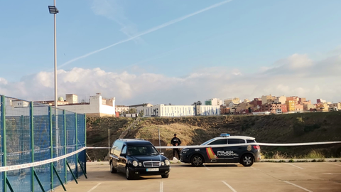 El coche f&uacute;nebre aguarda para llevarse los restos del peque&ntilde;o / Mohamed Ettouileb