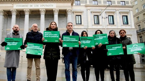 Miembros de SATSE ante el Congreso / Cedida