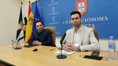 Juan Sergio Redondo y Carlos Vederjo en la sala de prensa del Palacio Auton&oacute;mico