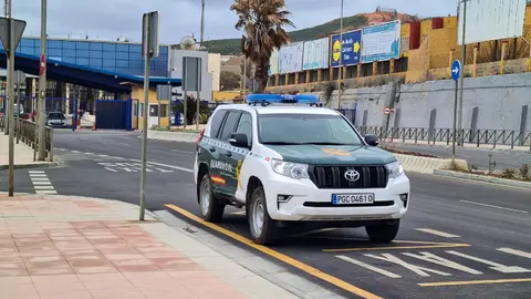 Uno de los veh&iacute;culos de la Guardia Civil junto a la frontera del Tarajal / Rafa B&aacute;ez