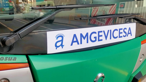 El 'logotipo' de Amgevicesa, ya en los autobuses / Rafa B&aacute;ez