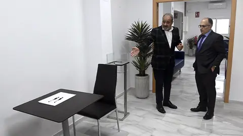 El consejero de Sanidad, Consumo y Gobernaci&oacute;n, Alberto Gait&aacute;n visitado el crematorio municipal