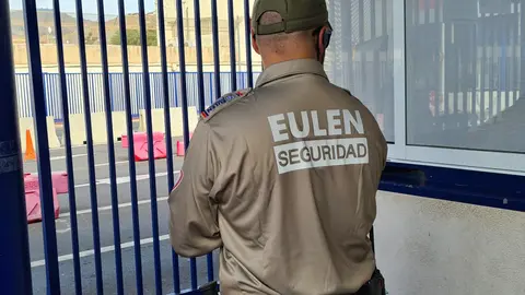 Vigilante de seguridad privada cumpliendo su funci&oacute;n en la frontera / Archivo