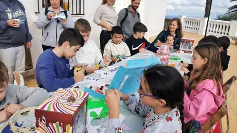 Los peque&ntilde;os cofrades de San Antonio disfrutan de las manualidades