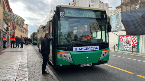 Un autob&uacute;s, en la parada de  V&iacute;ctori Go&ntilde;alons/ Archivo
