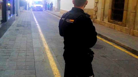 Un agente de la Polic&iacute;a Nacional acordona la calle mientras intervienen los servicios de emergencia en el Conservatorio