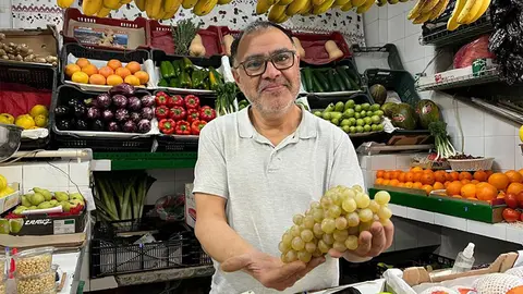 Las Uvas de la Suerte en el Mercado Central / Daniel Hern&aacute;ndez