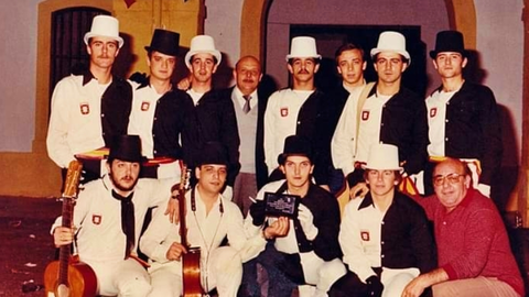 Renacimiento Caballa, con un jovenc&iacute;simo Andr&eacute;s Pe&ntilde;a (segundo por la derecha, de pie), como autor / Foto: Carnaval Caballa