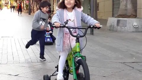 Ni&ntilde;os jugando / C&eacute;sar Mart&iacute;n