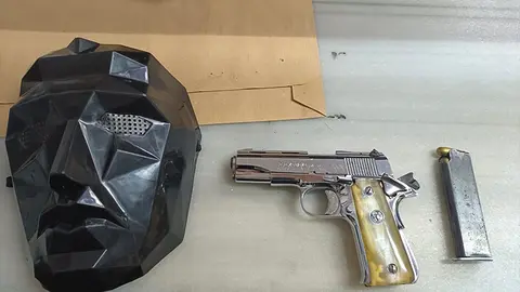M&aacute;scara, arma y munici&oacute;n incautada por la Polic&iacute;a Local 7 Cedida