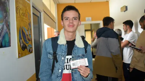Aficionado tras conseguir una entrada para la Copa del Rey. Foto: Rafa B&aacute;ez.